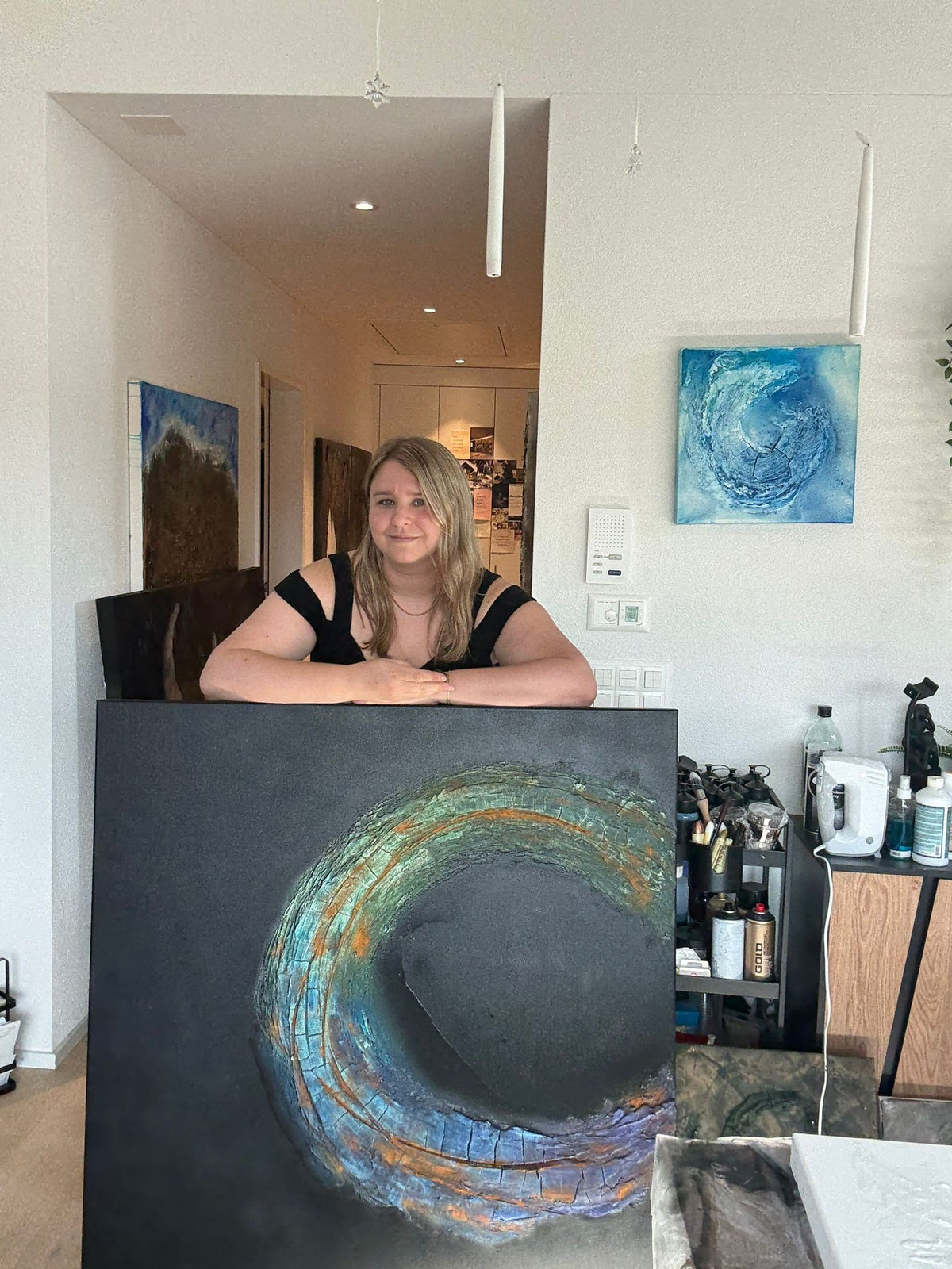 Andrea mit einem ihrer Kunstwerke