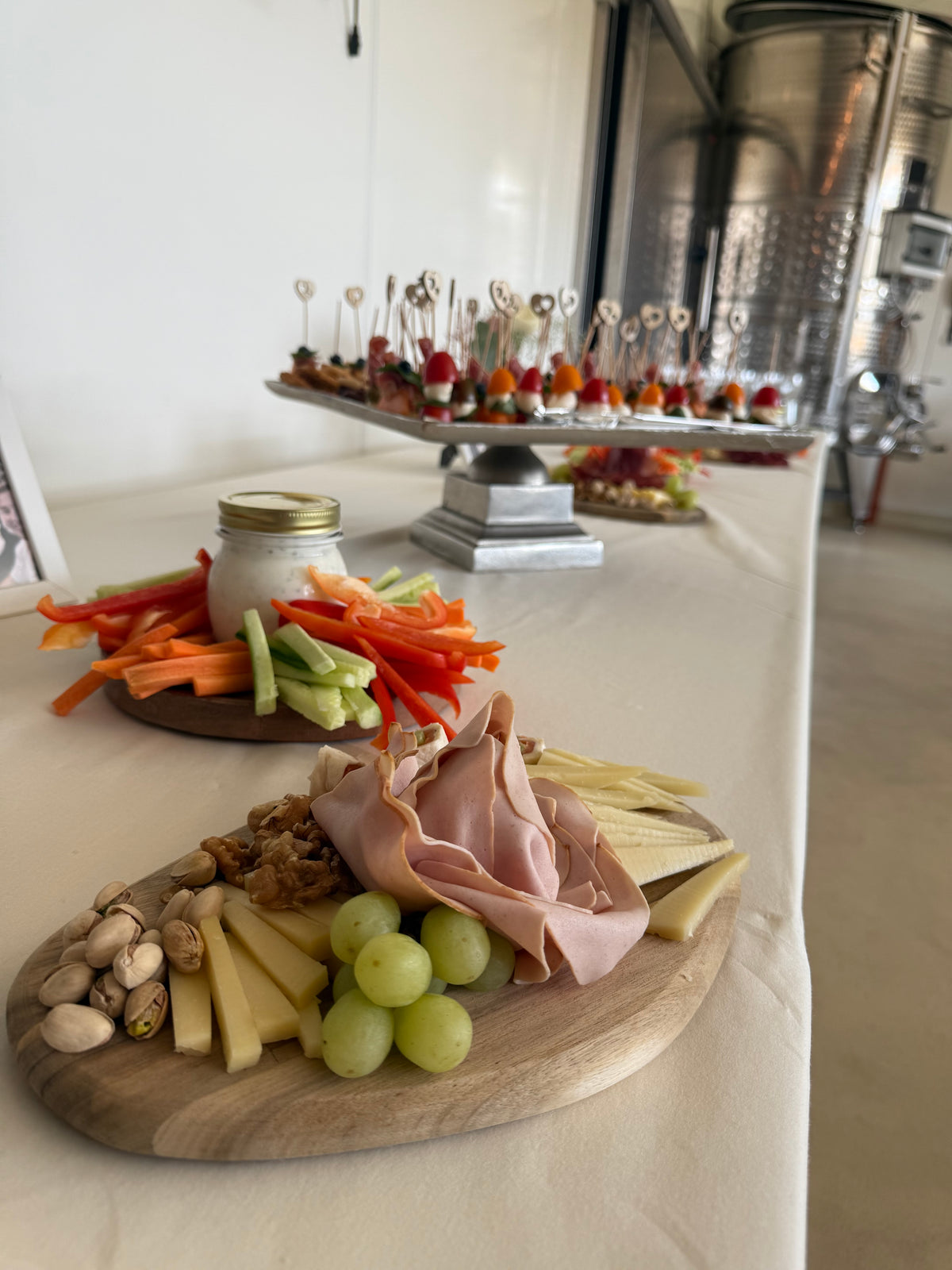 Käse, Trauben und kleine Häppchen am Buffet