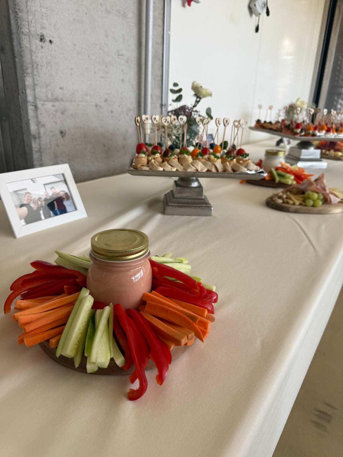 Gemüse und Dip als Teil des Hochzeitsbuffets