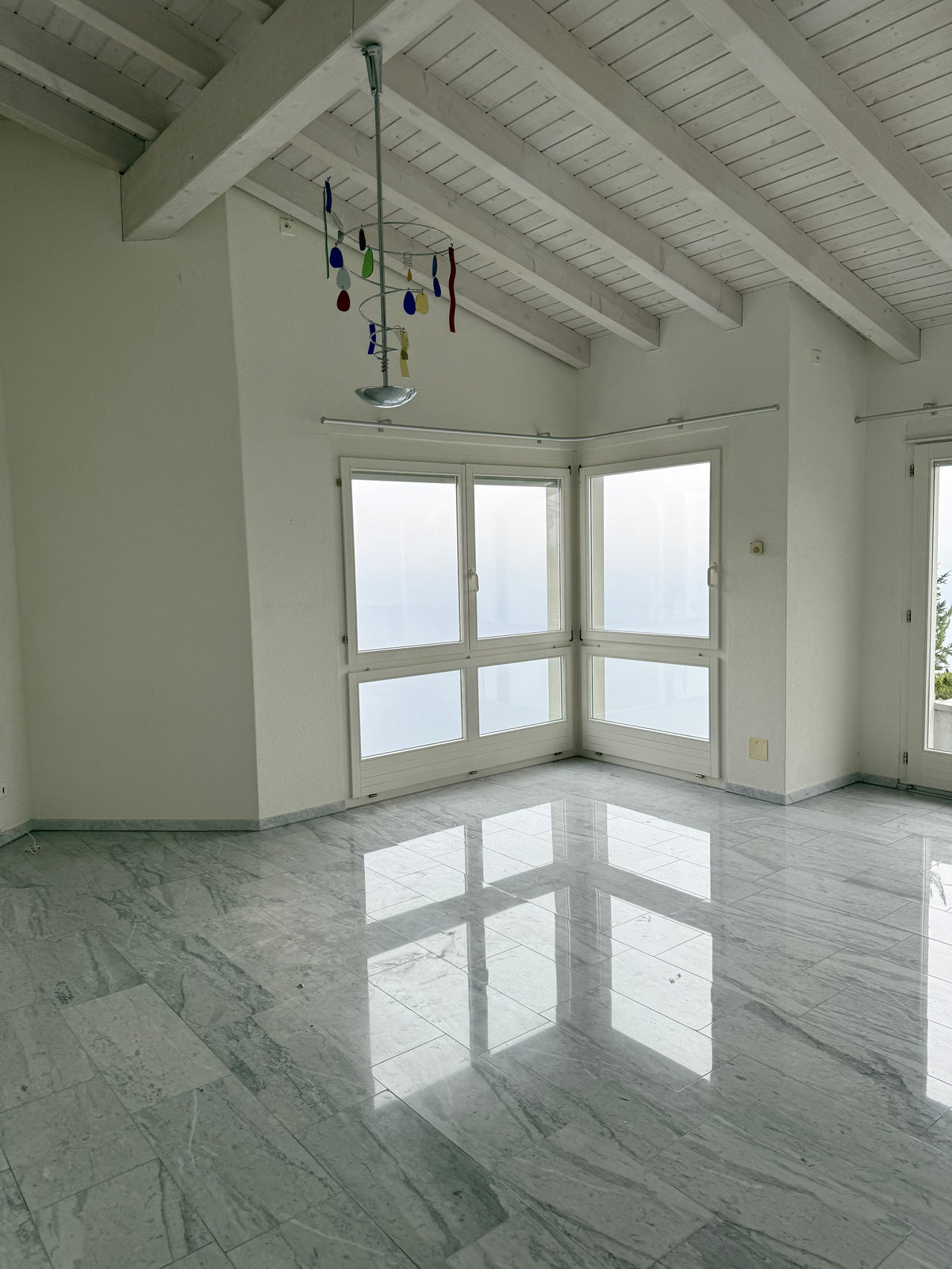 Bestand · Fensterfront und Raumwirkung