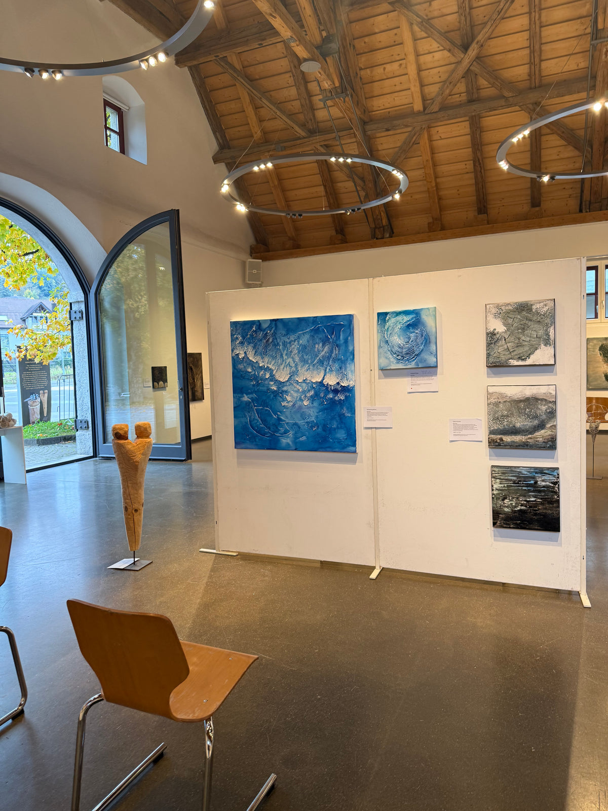 Blaue Werke im Licht des Ausstellungsraums